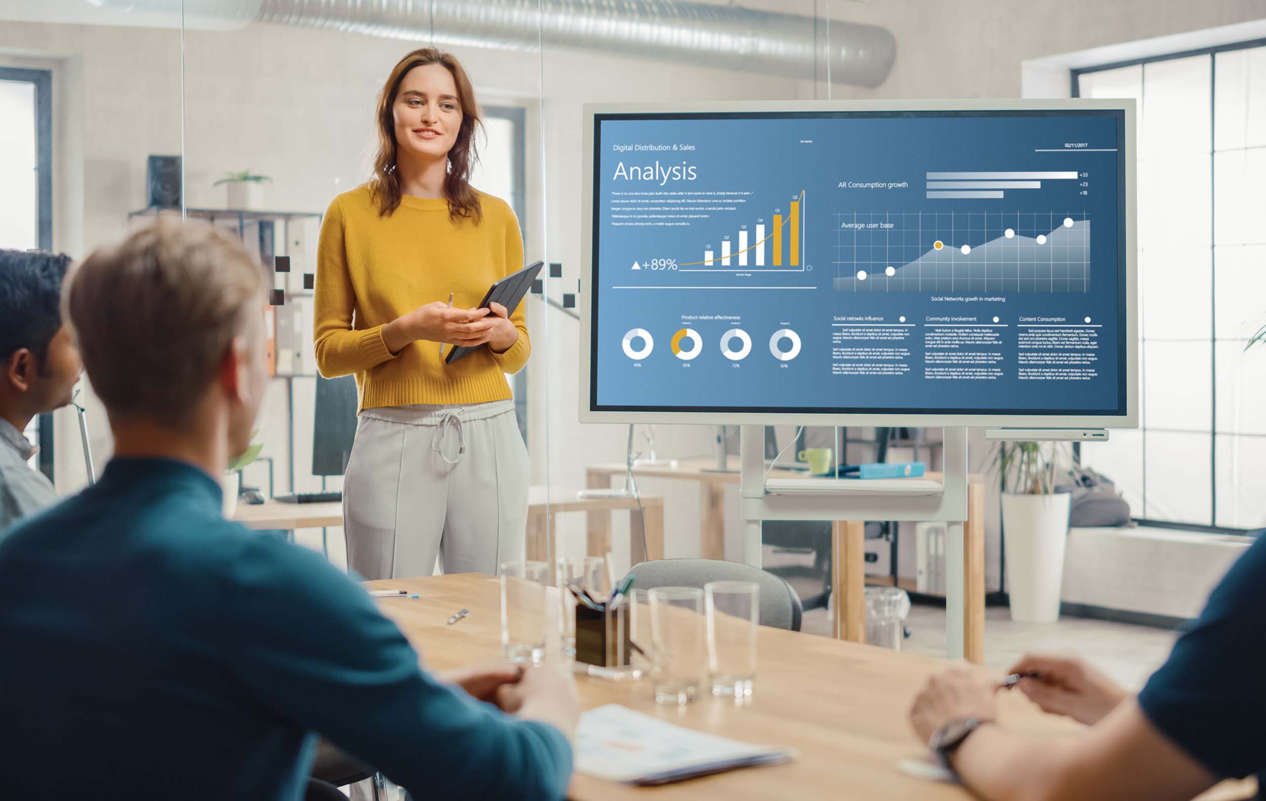 Female,Chief,Analyst,Holds,Meeting,Presentation,For,A,Team,Of